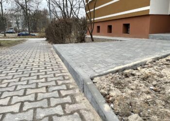 10.01.2022. Kielce. Na zdjęciu: betonowy próg przed wejściem do pierwszej klatki bloku przy ulicy Wiśniowej / słuchacz Radia Kielce