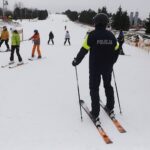 19.01.2022. Krajno. Policjanci na stoku narciarskim / Jarosław Kubalski / Radio Kielce
