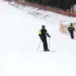 19.01.2022. Krajno. Policjanci na stoku narciarskim / Jarosław Kubalski / Radio Kielce