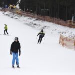 19.01.2022. Krajno. Policjanci na stoku narciarskim / Jarosław Kubalski / Radio Kielce