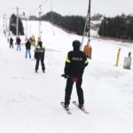 19.01.2022. Krajno. Policjanci na stoku narciarskim / Jarosław Kubalski / Radio Kielce