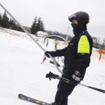 19.01.2022. Krajno. Policjanci na stoku narciarskim / Jarosław Kubalski / Radio Kielce