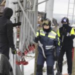 19.01.2022. Krajno. Policjanci na stoku narciarskim / Jarosław Kubalski / Radio Kielce