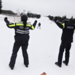 19.01.2022. Krajno. Policjanci na stoku narciarskim / Jarosław Kubalski / Radio Kielce