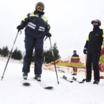 19.01.2022. Krajno. Policjanci na stoku narciarskim / Jarosław Kubalski / Radio Kielce