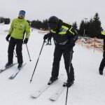 19.01.2022. Krajno. Policjanci na stoku narciarskim / Jarosław Kubalski / Radio Kielce