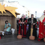 Kielce. Orszak Trzech Króli w 2014 roku. Na zdjęciu: Stanisław Adamczak, ks. Krzysztof Banasik i Bertus Servaas / Wojciech Habdas / Radio Kielce