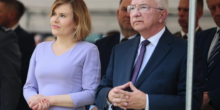 12.07.2021. Michniów. Obchody Dnia Walki i Męczeństwa Wsi Polskiej w 78. rocznicę pacyfikacji wsi Michniów. Na zdjęciu (od lewej): Anna Krupka - wiceminister kultury, dziedzictwa narodowego i sportu, Krzysztof Lipiec - poseł / Wiktor Taszłow / Radio Kielce