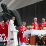 12.07.2021. Michniów. Obchody Dnia Walki i Męczeństwa Wsi Polskiej w 78. rocznicę pacyfikacji wsi Michniów. Na zdjęciu (w środku): biskup Marian Florczyk / Wiktor Taszłow / Radio Kielce