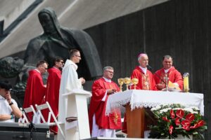 12.07.2021. Michniów. Obchody Dnia Walki i Męczeństwa Wsi Polskiej w 78. rocznicę pacyfikacji wsi Michniów. Na zdjęciu (w środku): biskup Marian Florczyk / Wiktor Taszłow / Radio Kielce