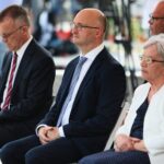 12.07.2021. Michniów. Obchody Dnia Walki i Męczeństwa Wsi Polskiej w 78. rocznicę pacyfikacji wsi Michniów. Na zdjęciu (od lewej): Jarosław Sellin - wiceminister Kultury, Dziedzictwa Narodowego i Sportu, Piotr Wawrzyk - wiceminister spraw zagranicznych, Marianna Wikło - naoczny świadek pacyfikacji / Wiktor Taszłow / Radio Kielce