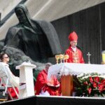 12.07.2021. Michniów. Obchody Dnia Walki i Męczeństwa Wsi Polskiej w 78. rocznicę pacyfikacji wsi Michniów. Na zdjęciu (w środku): biskup Marian Florczyk / Wiktor Taszłow / Radio Kielce