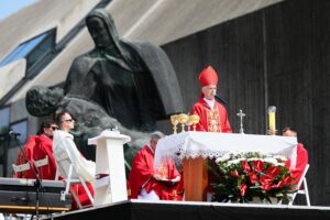 12.07.2021. Michniów. Obchody Dnia Walki i Męczeństwa Wsi Polskiej w 78. rocznicę pacyfikacji wsi Michniów. Na zdjęciu (w środku): biskup Marian Florczyk / Wiktor Taszłow / Radio Kielce