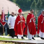 12.07.2021. Michniów. Obchody Dnia Walki i Męczeństwa Wsi Polskiej w 78. rocznicę pacyfikacji wsi Michniów. Na zdjęciu (w środku): biskup Marian Florczyk / Wiktor Taszłow / Radio Kielce
