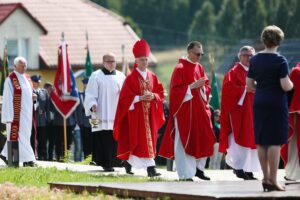 12.07.2021. Michniów. Obchody Dnia Walki i Męczeństwa Wsi Polskiej w 78. rocznicę pacyfikacji wsi Michniów. Na zdjęciu (w środku): biskup Marian Florczyk / Wiktor Taszłow / Radio Kielce