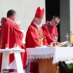 12.07.2021. Michniów. Obchody Dnia Walki i Męczeństwa Wsi Polskiej w 78. rocznicę pacyfikacji wsi Michniów. Na zdjęciu (w środku): biskup Marian Florczyk / Wiktor Taszłow / Radio Kielce