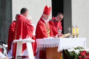 12.07.2021. Michniów. Obchody Dnia Walki i Męczeństwa Wsi Polskiej w 78. rocznicę pacyfikacji wsi Michniów. Na zdjęciu (w środku): biskup Marian Florczyk / Wiktor Taszłow / Radio Kielce