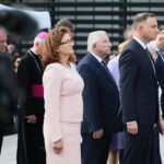 12.07.2021. Michniów. Obchody Dnia Walki i Męczeństwa Wsi Polskiej w 78. rocznicę pacyfikacji wsi Michniów. Na zdjęciu(od lewej): Tadeusz Sikora - dyrektor Muzeum Wsi Kieleckiej, Agata Wojtyszek - poseł, Krzysztof Lipiec - poseł, Andrzej Duda - prezydent RP / Wiktor Taszłow / Radio Kielce