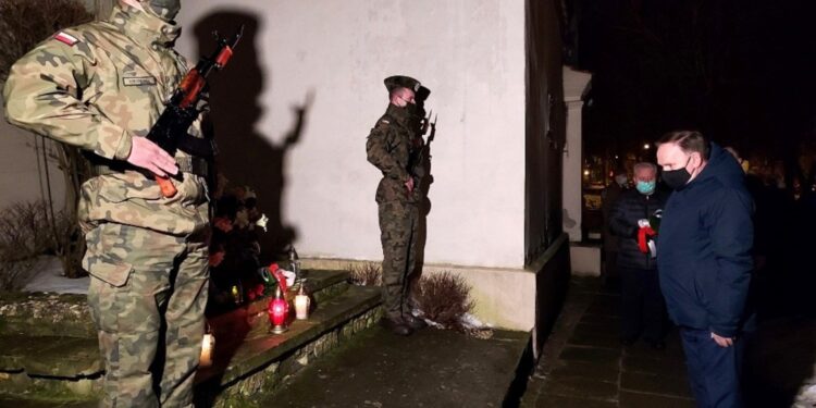 22.01.2021 Sandomierz. Uroczystości z okazji 158. rocznicy wybuchu powstania styczniowego. Kwiaty składa: Marek Kwitek - poseł PiS / Grażyna Szlęzak-Wójcik / Radio Kielce