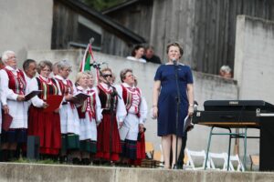 12.07.2021. Michniów. Obchody Dnia Walki i Męczeństwa Wsi Polskiej w 78. rocznicę pacyfikacji wsi Michniów. Na zdjęciu (z prawej): Katarzyna Bernat - Radio eM Kielce / Wiktor Taszłow / Radio Kielce