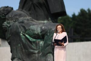 12.07.2021. Michniów. Obchody Dnia Walki i Męczeństwa Wsi Polskiej w 78. rocznicę pacyfikacji wsi Michniów. Na zdjęciu: Agata Wojtyszek - poseł / Wiktor Taszłow / Radio Kielce