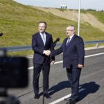 04.10.2021. Widoma. Uroczyste otwarcie kolejnego odcinka trasy S7. Na zdjęciu (od lewej): Andrzej Duda - prezydent RP, Andrzej Adamczyk - minister infrastruktury / Jarosław Kubalski / Radio Kielce