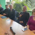 16.10.2021. Staszów. Uroczysta sesja rady miasta. Na zdjęciu (od lewej): Marek Kwitek - poseł PiS, ks. Roman Janiec - kanclerz Kurii Diecezjalnej w Sandomierzu, Andrzej Bętkowski - marszałek województwa świętokrzyskiego, biskup Krzysztof Nitkiewicz - ordynariusz diecezji sandomierskiej i Anna Krupka - wiceminister kultury, dziedzictwa narodowego i sportu / Grażyna Szlęzak-Wójcik / Radio Kielce