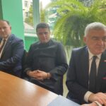 16.10.2021. Staszów. Uroczysta sesja rady miasta. Na zdjęciu (od lewej): Marek Kwitek - poseł PiS, ks. Roman Janiec - kanclerz Kurii Diecezjalnej w Sandomierzu i Andrzej Bętkowski marszałek województwa świętokrzyskiego / Grażyna Szlęzak-Wójcik / Radio Kielce