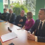 16.10.2021. Staszów. Uroczysta sesja rady miasta. Na zdjęciu (od lewej): Marek Kwitek - poseł PiS, ks. Roman Janiec - kanclerz Kurii Diecezjalnej w Sandomierzu, Andrzej Bętkowski - marszałek województwa świętokrzyskiego, biskup Krzysztof Nitkiewicz - ordynariusz diecezji sandomierskiej, Anna Krupka - wiceminister kultury, dziedzictwa narodowego i sportu i Michał Cieślak - minister w Kancelarii Prezesa Rady Ministrów / Grażyna Szlęzak-Wójcik / Radio Kielce