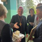 16.10.2021. Staszów. Uroczysta sesja rady miasta. Na zdjęciu (od lewej): Ewa Kondek - zastępca burmistrza Staszowa, biskup Krzysztof Nitkiewicz - ordynariusz diecezji sandomierskiej, Beata Gajek-Dyl - zastępca przewodniczącego Rady Miasta Staszowa i Leszek Kopeć - burmistrz Staszowa / Grażyna Szlęzak-Wójcik / Radio Kielce