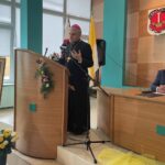 16.10.2021. Staszów. Uroczysta sesja rady miasta. Na zdjęciu (od lewej): biskup Krzysztof Nitkiewicz - ordynariusz diecezji sandomierskiej i Leszek Kopeć - burmistrz Staszowa / Grażyna Szlęzak-Wójcik / Radio Kielce