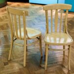 19.01.2022. Kielce. Dwa wyjątkowe krzesła trafiły do zbiorów Muzeum Historii Kielc / Jarosław Kubalski / Radio Kielce