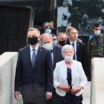 12.07.2021. Michniów. Obchody Dnia Walki i Męczeństwa Wsi Polskiej w 78. rocznicę pacyfikacji wsi Michniów. Na zdjęciu (w środku od lewej): Andrzej Duda - prezydent RP, Tadeusz Sikora - dyrektor Muzeum Wsi Kieleckiej, Marianna Wikło - naoczny świadek pacyfikacji / Wiktor Taszłow / Radio Kielce