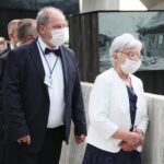 12.07.2021. Michniów. Obchody Dnia Walki i Męczeństwa Wsi Polskiej w 78. rocznicę pacyfikacji wsi Michniów. Na zdjęciu (od lewej): Tadeusz Sikora - dyrektor Muzeum Wsi Kieleckiej, Marianna Wikło - naoczny świadek pacyfikacji / Wiktor Taszłow / Radio Kielce