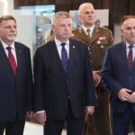 12.07.2021. Michniów. Obchody Dnia Walki i Męczeństwa Wsi Polskiej w 78. rocznicę pacyfikacji wsi Michniów. Na zdjęciu (od lewej): Andrzej Kryj - poseł, Jarosław Rusiecki - senator, płk Jarosław Molisak - szef Wojewódzkiego Sztabu Wojskowego w Kielcach,  Marek Kwitek - poseł / Wiktor Taszłow / Radio Kielce