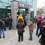 27.01.2022. Kielce. Narodowy Bank Polski Oddział Okręgowy w Kielcach. Kolejka do zakupu kolekcjonerskich monet poświęconych „Ochronie polskiej granicy wschodniej” / Wiktor Taszłow / Radio Kielce