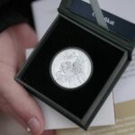 27.01.2022. Kielce. Narodowy Bank Polski Oddział Okręgowy w Kielcach. Kolejka do zakupu kolekcjonerskich monet poświęconych „Ochronie polskiej granicy wschodniej” / Wiktor Taszłow / Radio Kielce