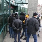 27.01.2022. Kielce. Narodowy Bank Polski Oddział Okręgowy w Kielcach. Kolejka do zakupu kolekcjonerskich monet poświęconych „Ochronie polskiej granicy wschodniej” / Wiktor Taszłow / Radio Kielce