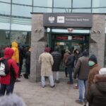 27.01.2022. Kielce. Narodowy Bank Polski Oddział Okręgowy w Kielcach. Kolejka do zakupu kolekcjonerskich monet poświęconych „Ochronie polskiej granicy wschodniej” / Wiktor Taszłow / Radio Kielce