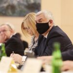 27.01.2022. Kielce. Sesja Sejmiku Województwa Świętokrzyskiego. Na zdjęciu (od lewej): Renata Janik - wicemarszałek województwa świętokrzyskiego i Andrzej Bętkowski - marszałek województwa świętokrzyskiego / Wiktor Taszłow / Radio Kielce