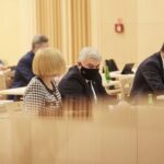 27.01.2022. Kielce. Sesja Sejmiku Województwa Świętokrzyskiego. Na zdjęciu (od lewej): Renata Janik - wicemarszałek województwa świętokrzyskiego, Andrzej Bętkowski - marszałek województwa świętokrzyskiego i Tomasz Jamka - członek zarządu województwa świętokrzyskiego / Wiktor Taszłow / Radio Kielce