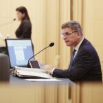 27.01.2022. Kielce. Sesja Sejmiku Województwa Świętokrzyskiego. Na zdjęciu: Andrzej Pruś - przewodniczący Sejmiku Województwa Świętokrzyskiego / Wiktor Taszłow / Radio Kielce