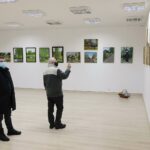 28.01.2022. Ciekoty. Wernisaż wystawy poplenerowej "Ciekoty 2020" autorstwa Skarżyskiego Klubu Twórców "SKART" / Wiktor Taszłow / Radio Kielce