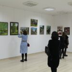 28.01.2022. Ciekoty. Wernisaż wystawy poplenerowej "Ciekoty 2020" autorstwa Skarżyskiego Klubu Twórców "SKART" / Wiktor Taszłow / Radio Kielce