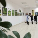 28.01.2022. Ciekoty. Wernisaż wystawy poplenerowej "Ciekoty 2020" autorstwa Skarżyskiego Klubu Twórców "SKART" / Wiktor Taszłow / Radio Kielce