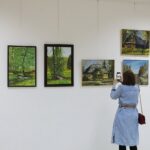 28.01.2022. Ciekoty. Wernisaż wystawy poplenerowej "Ciekoty 2020" autorstwa Skarżyskiego Klubu Twórców "SKART" / Wiktor Taszłow / Radio Kielce