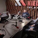 28.01.2022. Kielce. Sportowa debata Radia Kielce. Na zdjęciu (od lewej): Sławomir Stachura - były szef redakcji sportowej Echa Dnia, Jakub Rożek - Radio Kielce, Kamil Markiewicz - dziennikarz sportowy TVP 3 Kielce / Wiktor Taszłow / Radio Kielce