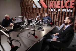 28.01.2022. Kielce. Sportowa debata Radia Kielce. Na zdjęciu (od lewej): Sławomir Stachura - były szef redakcji sportowej Echa Dnia, Jakub Rożek - Radio Kielce, Kamil Markiewicz - dziennikarz sportowy TVP 3 Kielce / Wiktor Taszłow / Radio Kielce