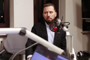 28.01.2022. Kielce. Sportowa Debata Radia Kielce. Na zdjęciu: Kamil Markiewicz - dziennikarz sportowy TVP 3 Kielce / Wiktor Taszłow / Radio Kielce