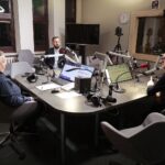 28.01.2022. Kielce. Sportowa Debata Radia Kielce. Na zdjęciu (od lewej): Kamil Markiewicz - dziennikarz sportowy TVP 3 Kielce, Jakub Rożek - Radio Kielce, Sławomir Stachura - były szef redakcji sportowej Echa Dnia / Wiktor Taszłow / Radio Kielce